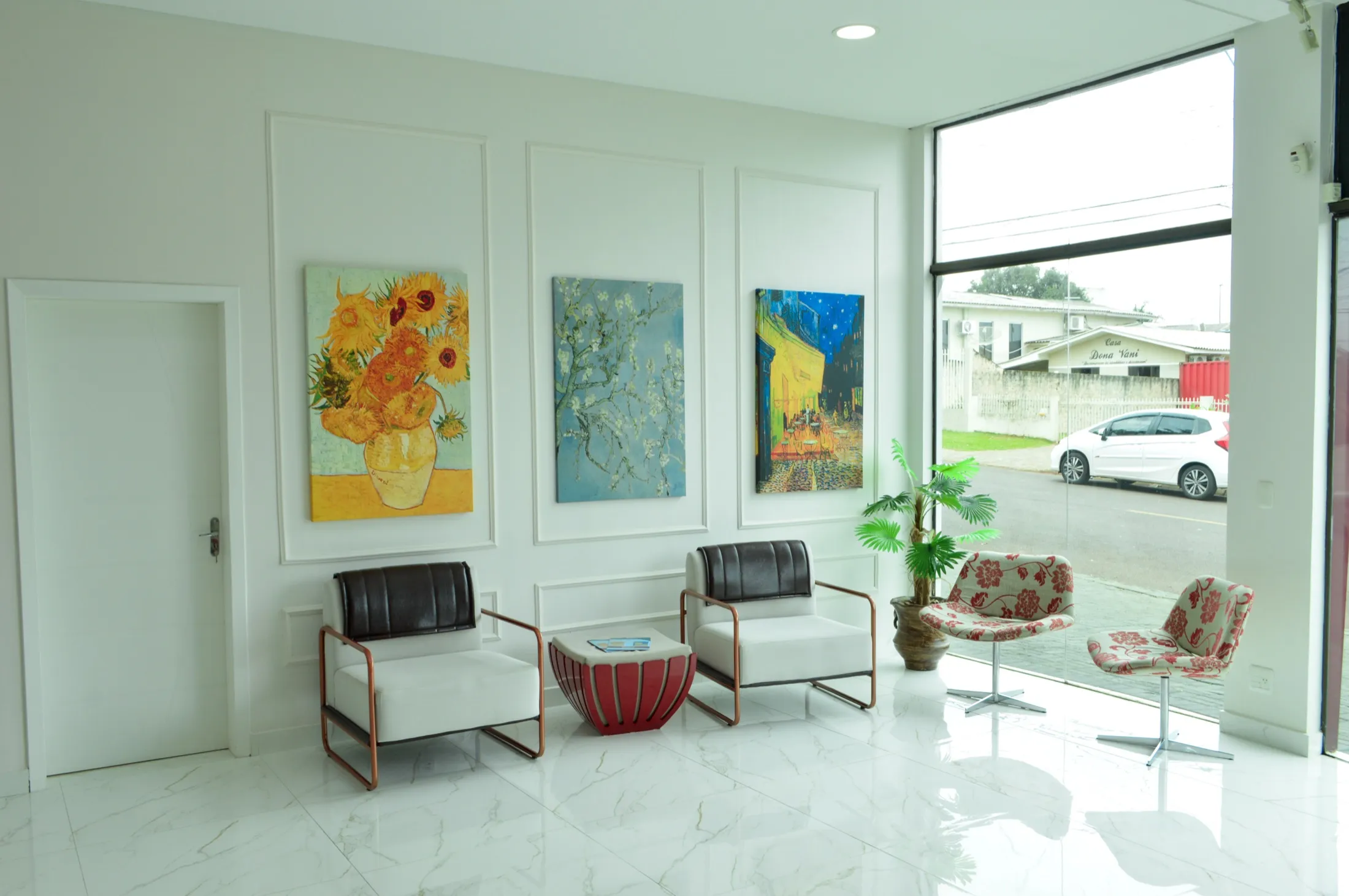 Sala de espera da clínica, com quadros de Van Gogh na parede