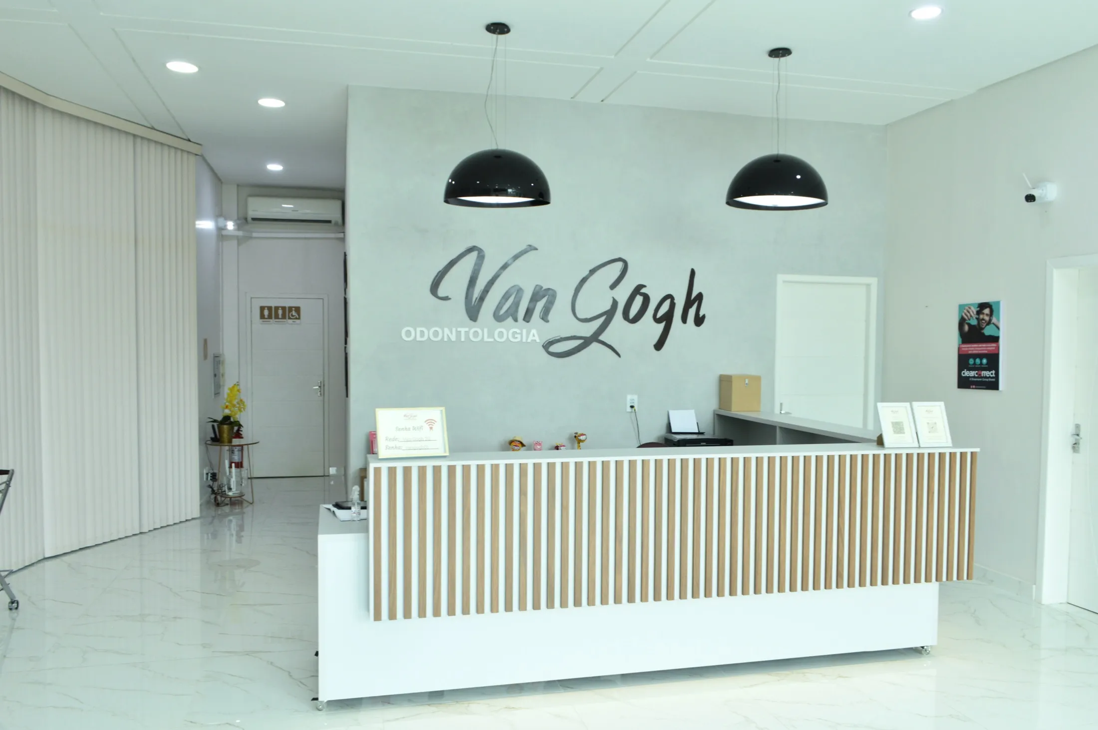 Recepção da clínica, com balcão e o logotipo da Van Gogh Odontologia